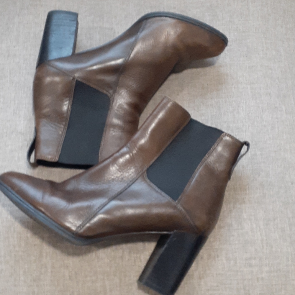 Clarks brown Chelsea leather ankle bootie size 10M - Picture 3 of 16
